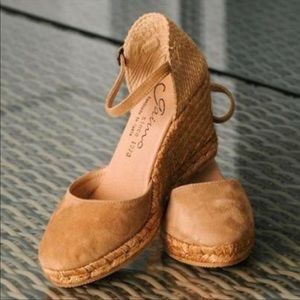 Gaimo tan suede closed-toe wedges (size 41)